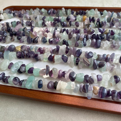 80cm Natürliche Fluorit Splitter Perlen zum Schmuck Basteln, gebohrte Edelsteine für DIY Armbänder & Halsketten, Chunky Nugget Stil
