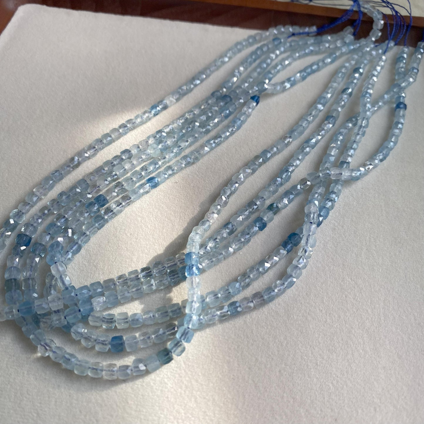 Facettierte Aquamarin Rondelle Perlen für DIY Schmuckherstellung, Hellblaue Edelstein Spacer Perlenstränge im Boho Stil handgefertigt