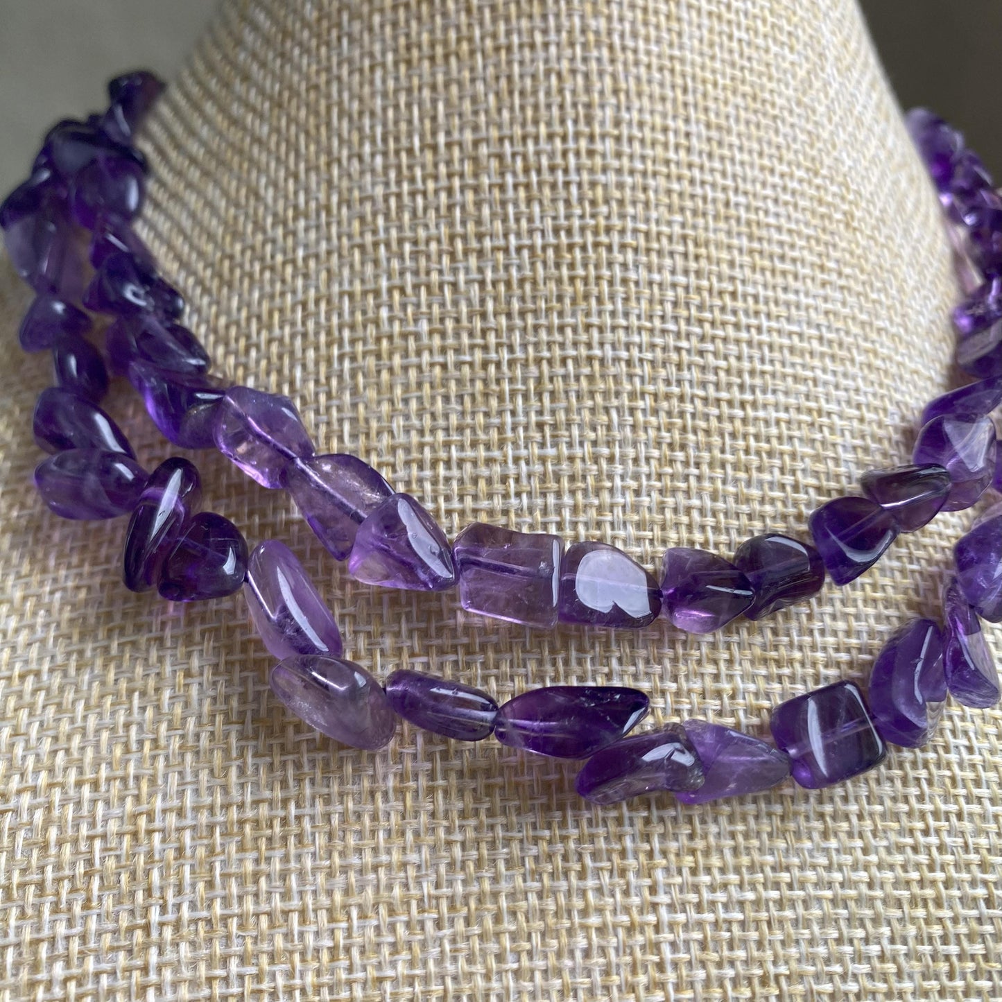 Natürliche Amethyst Chips Perlen, tiefviolette Kristalle für Schmuckherstellung, Boho DIY Bastelperlen, unregelmäßige Nuggets Strang 40cm