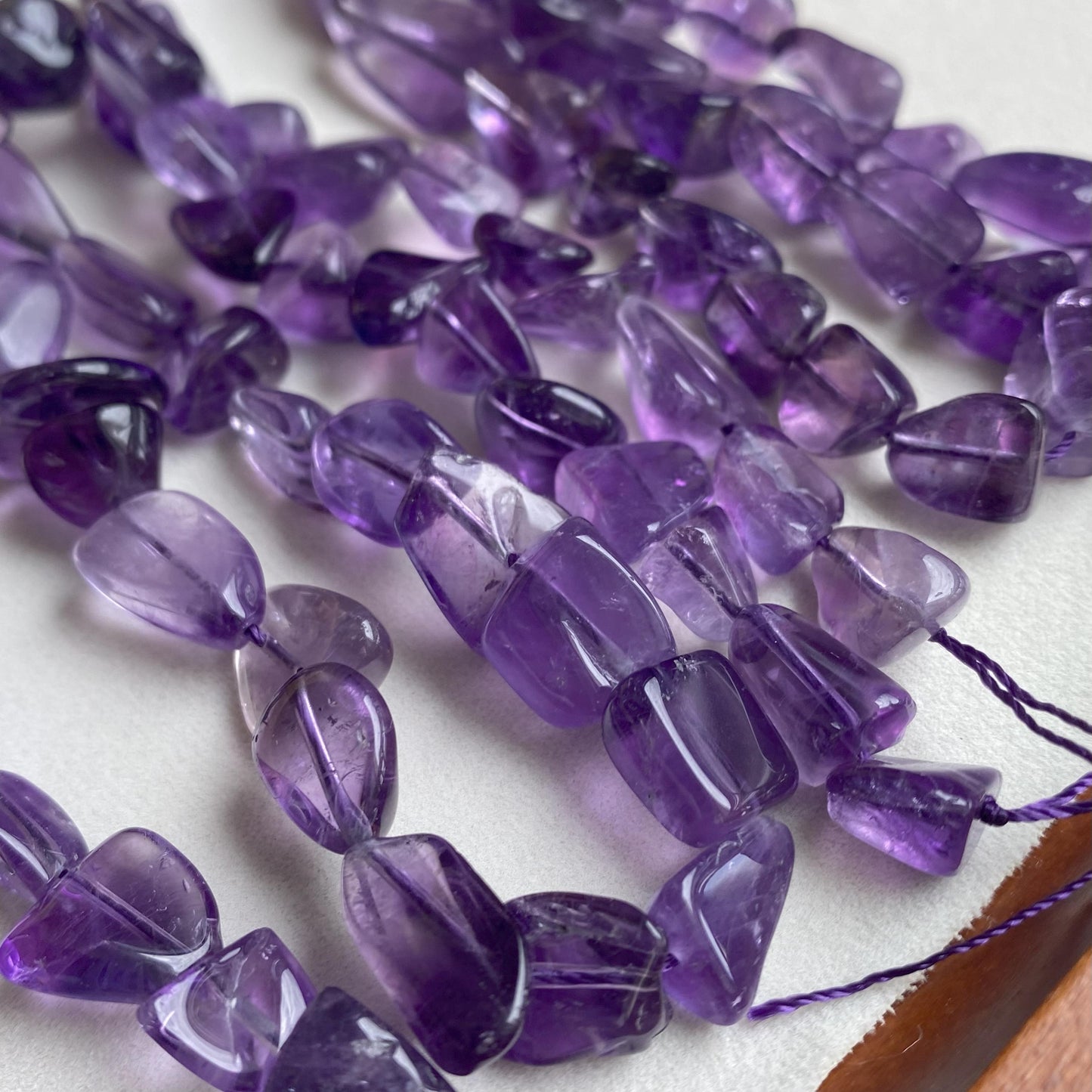 Natürliche Amethyst Chips Perlen, tiefviolette Kristalle für Schmuckherstellung, Boho DIY Bastelperlen, unregelmäßige Nuggets Strang 40cm