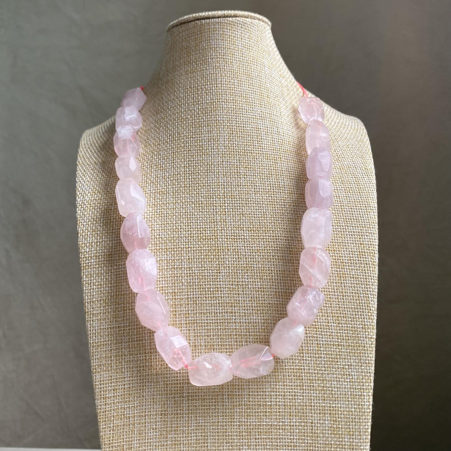 Natürliche Rosenquarz Perlen Nuggets, rosa Kristall Heilstein Strang für Schmuckherstellung, Boho DIY Bastelperlen, facettierte Edelsteine