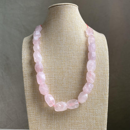 Natürliche Rosenquarz Perlen Nuggets, rosa Kristall Heilstein Strang für Schmuckherstellung, Boho DIY Bastelperlen, facettierte Edelsteine