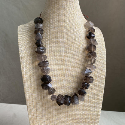 Natürliche Rauchquarz Perlen Strang, unregelmäßig facettierte Kristall Nuggets für Schmuckherstellung, Boho DIY Heilstein Bastelperlen 40cm