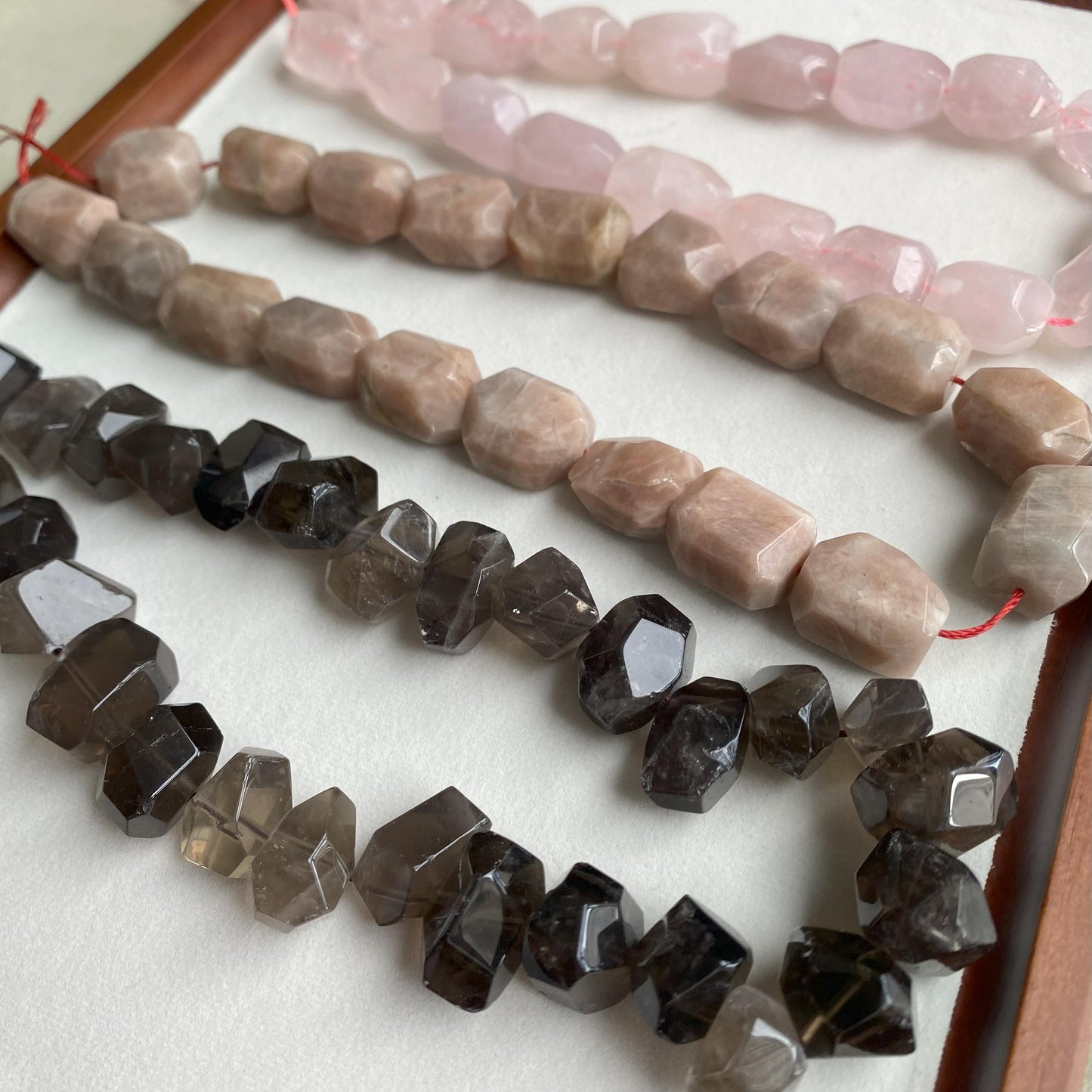 Natürliche Rauchquarz Perlen Strang, unregelmäßig facettierte Kristall Nuggets für Schmuckherstellung, Boho DIY Heilstein Bastelperlen 40cm