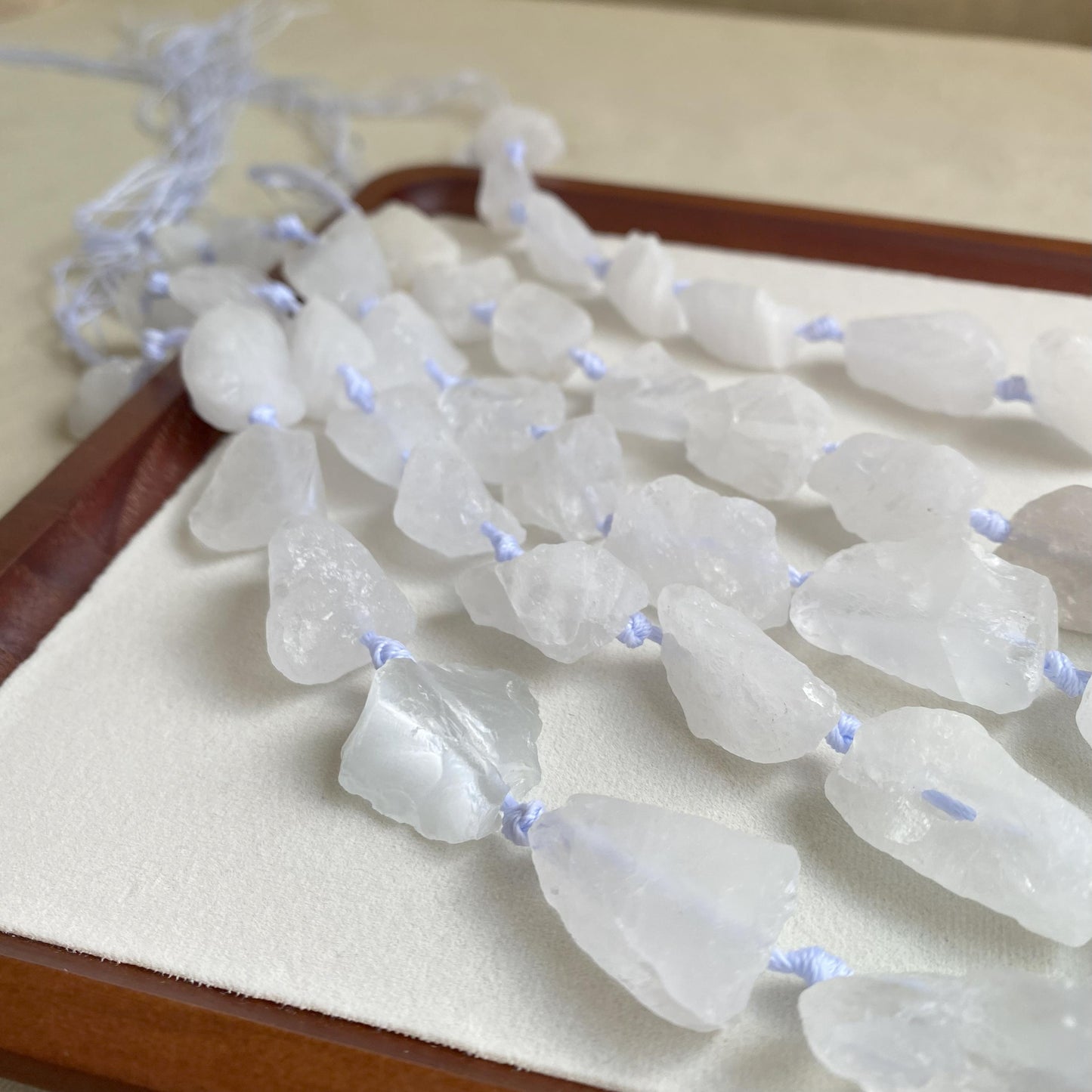 Natürliche weiße Quarz Rohstein Perlen, unregelmäßige Nuggets für Schmuckherstellung, Boho DIY Kristall Perlenkette ca. 40cm