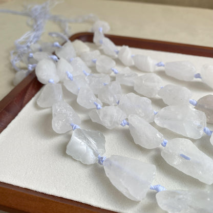 Natürliche weiße Quarz Rohstein Perlen, unregelmäßige Nuggets für Schmuckherstellung, Boho DIY Kristall Perlenkette ca. 40cm