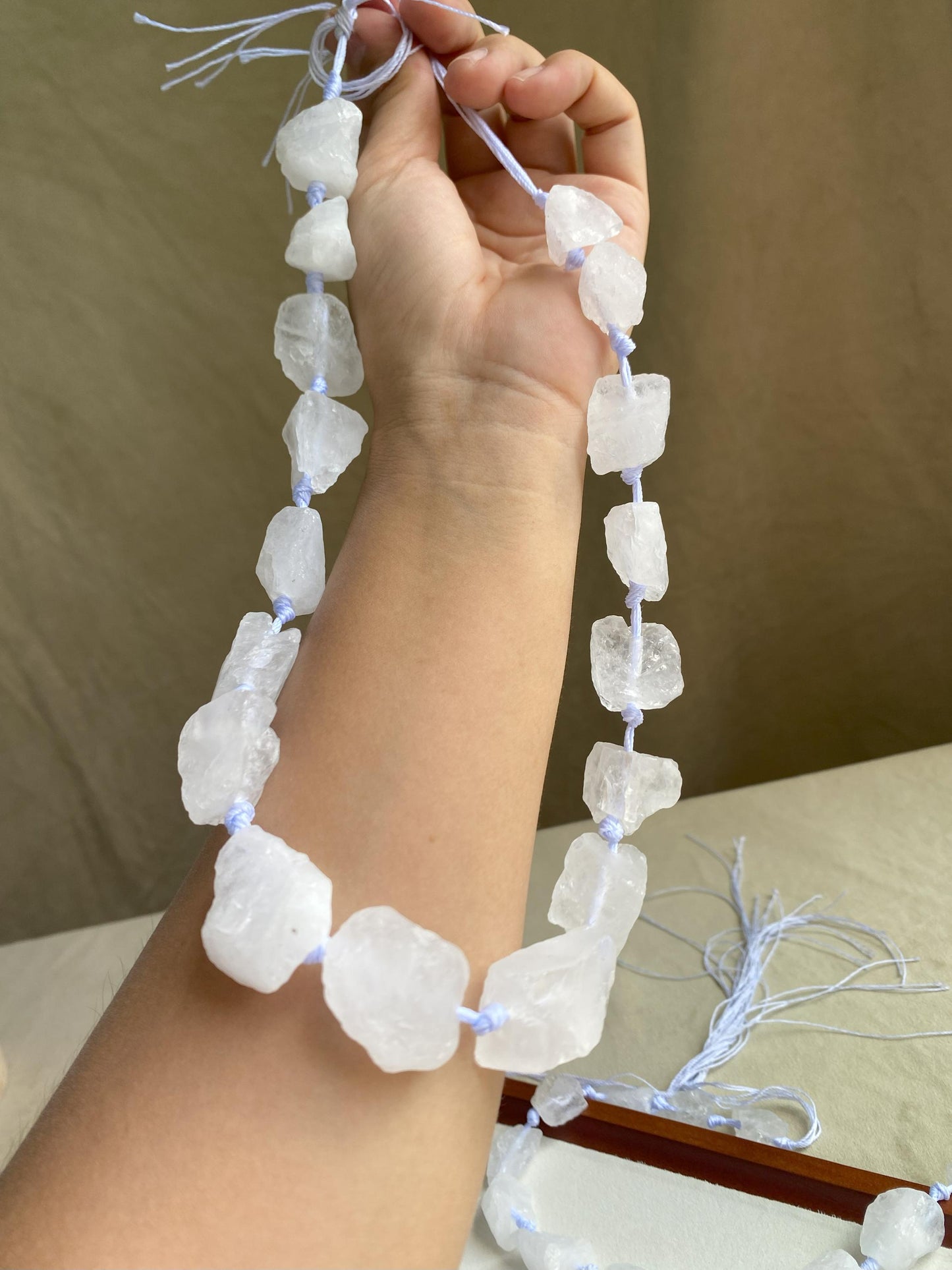 Natürliche weiße Quarz Rohstein Perlen, unregelmäßige Nuggets für Schmuckherstellung, Boho DIY Kristall Perlenkette ca. 40cm