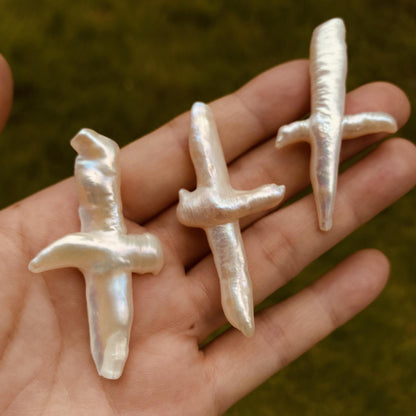 Barock Kreuzförmige Süßwasserperle Einzelstück für Schmuckherstellung, Natürliche weiße Perle mit Glanz, Spiritueller Anhänger DIY