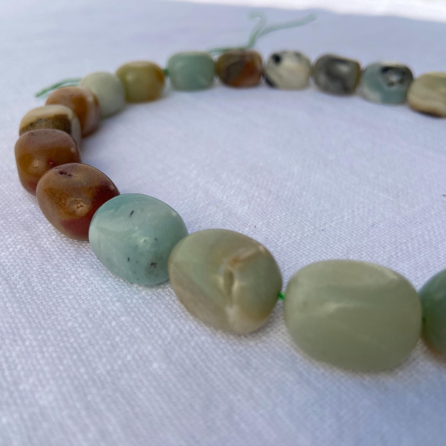 Boho Schmuckperlen für Armbänder Halsketten, Natürlicher Amazonit Edelstein, Bunte Nugget Perlenstrang für DIY Projekte