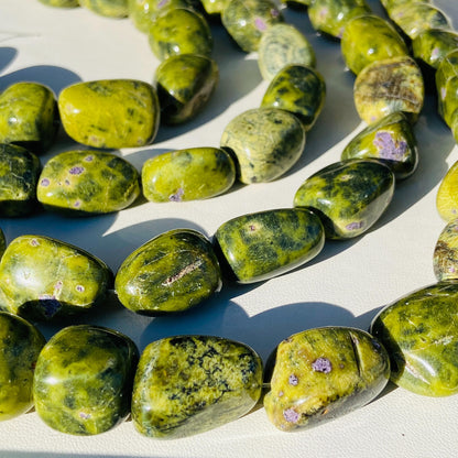 Tibetische Heilstein Perlen Naturgrün Zangyu Trommelsteinperlen, Serpentin mit Stichtit DIY Boho Schmuck Bastelzubehör