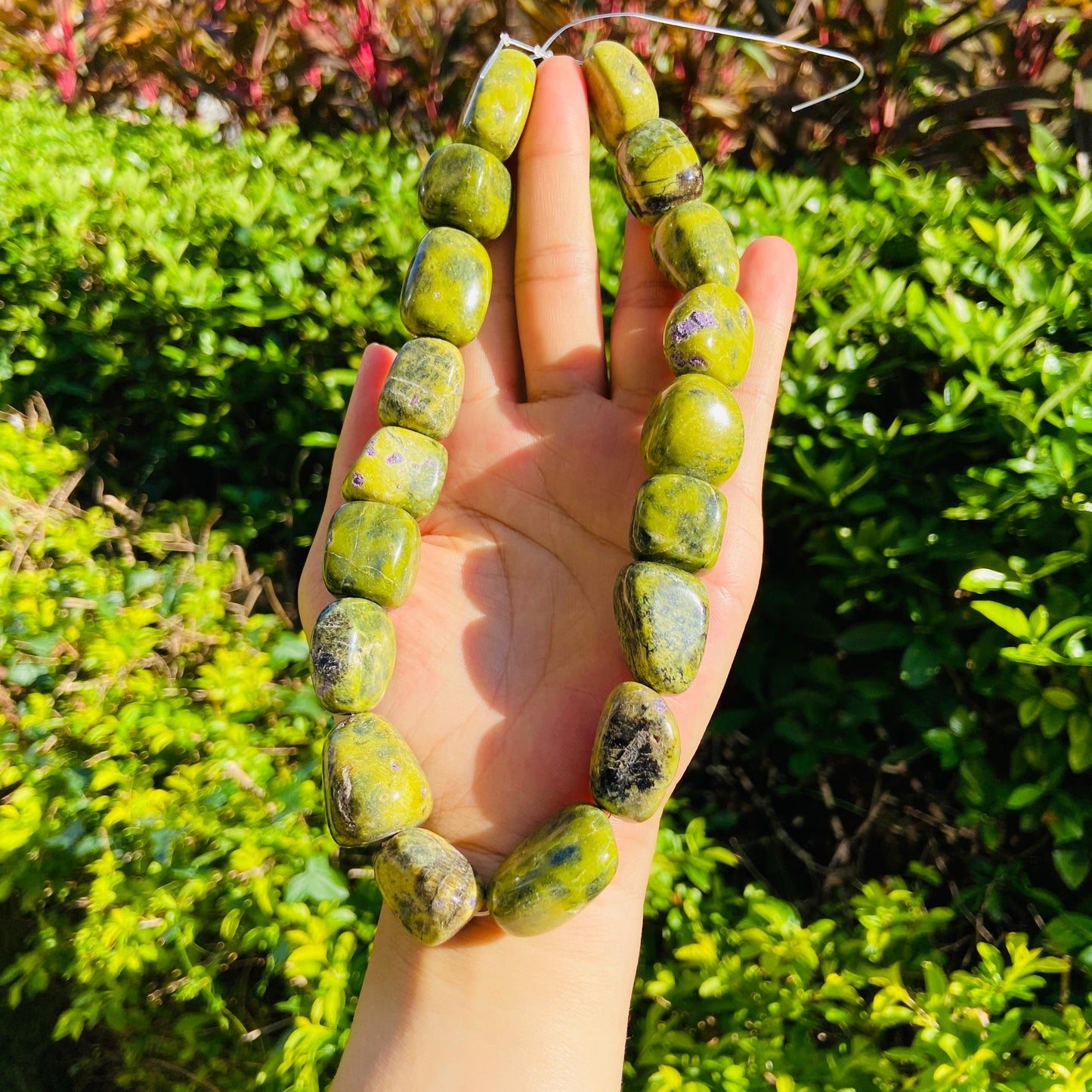 Tibetische Heilstein Perlen Naturgrün Zangyu Trommelsteinperlen, Serpentin mit Stichtit DIY Boho Schmuck Bastelzubehör