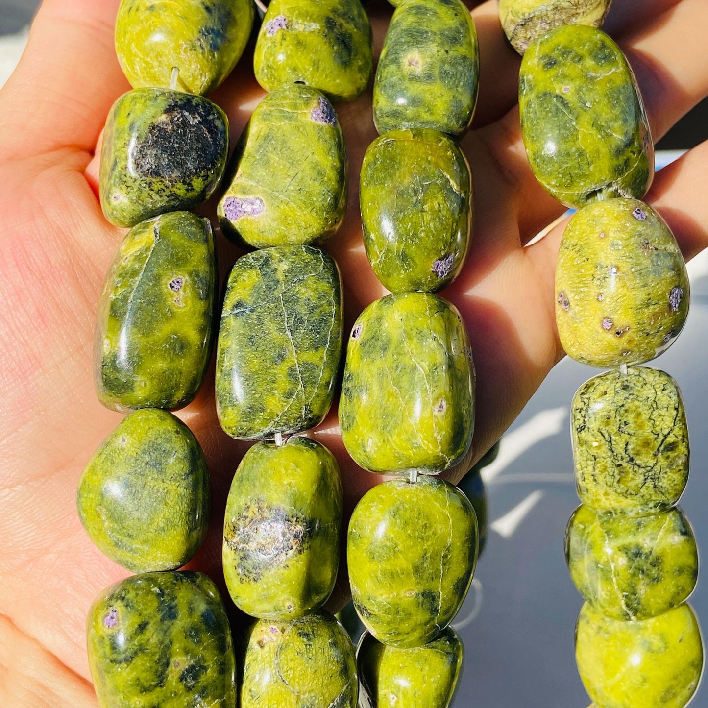 Tibetische Heilstein Perlen Naturgrün Zangyu Trommelsteinperlen, Serpentin mit Stichtit DIY Boho Schmuck Bastelzubehör