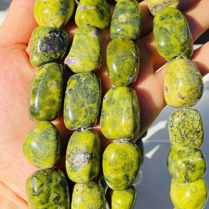 Tibetische Heilstein Perlen Naturgrün Zangyu Trommelsteinperlen, Serpentin mit Stichtit DIY Boho Schmuck Bastelzubehör