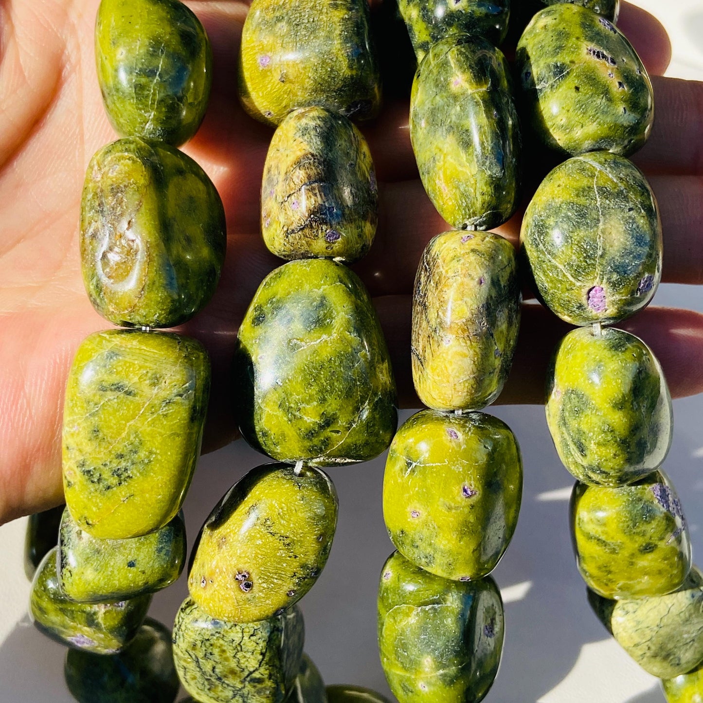 Tibetische Heilstein Perlen Naturgrün Zangyu Trommelsteinperlen, Serpentin mit Stichtit DIY Boho Schmuck Bastelzubehör