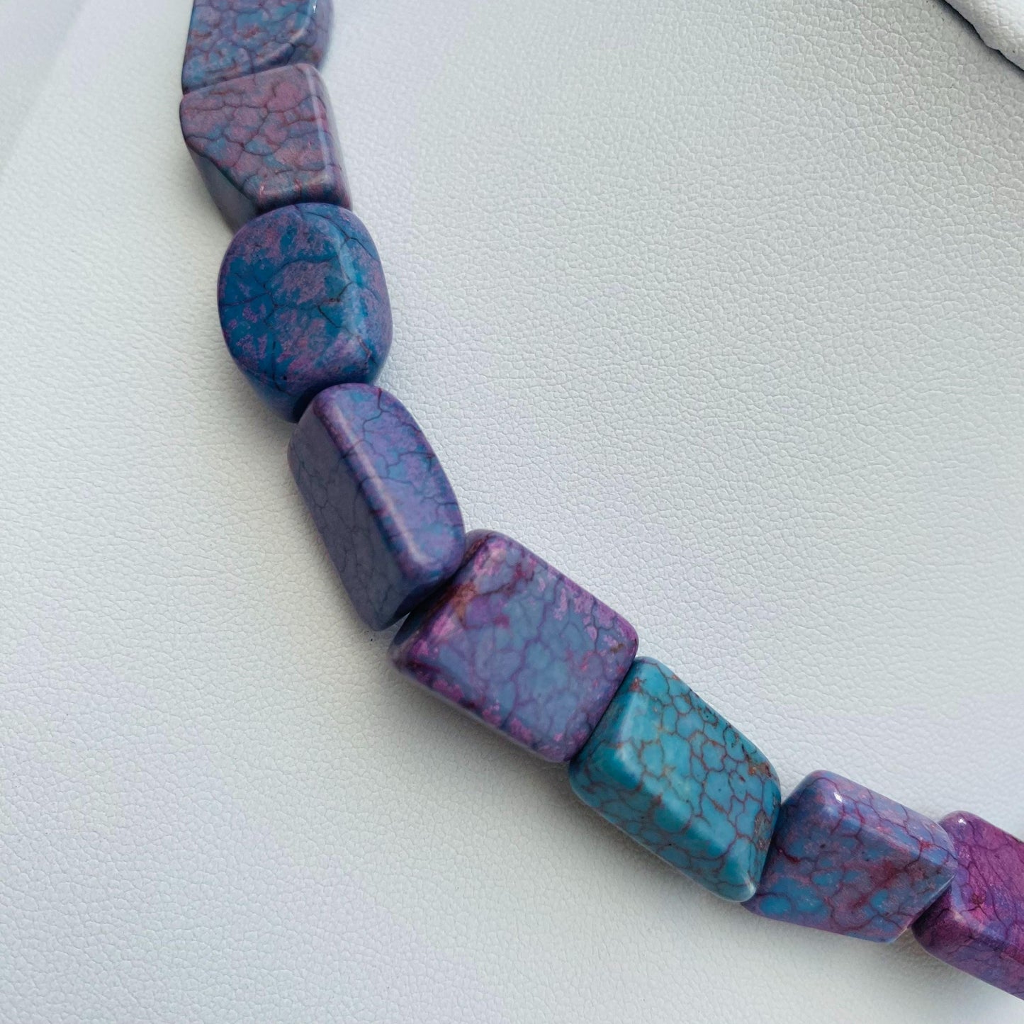 Violette Rechteck-Perlen für Schmuckherstellung, gefärbter Howlith, DIY Edelsteinperlen, Boho Stil, für Halsketten & Armbänder, 38 cm