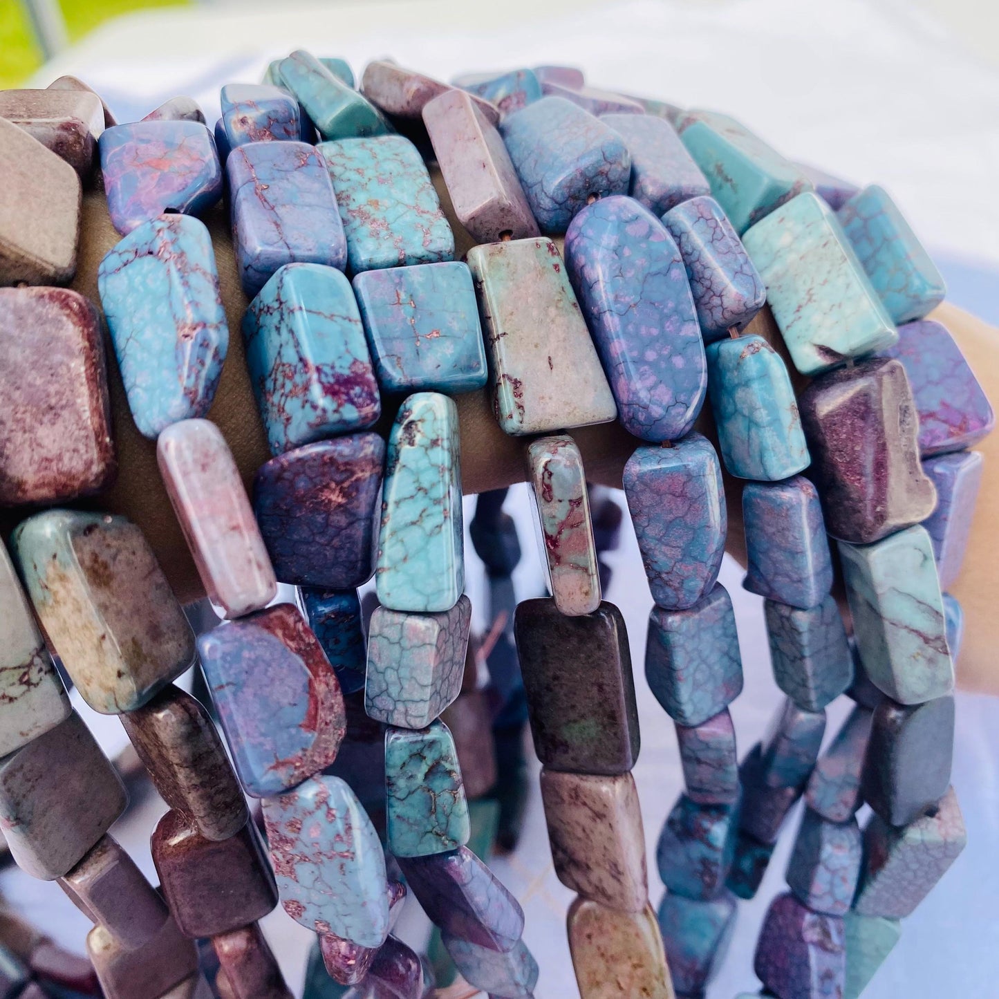 Violette Rechteck-Perlen für Schmuckherstellung, gefärbter Howlith, DIY Edelsteinperlen, Boho Stil, für Halsketten & Armbänder, 38 cm