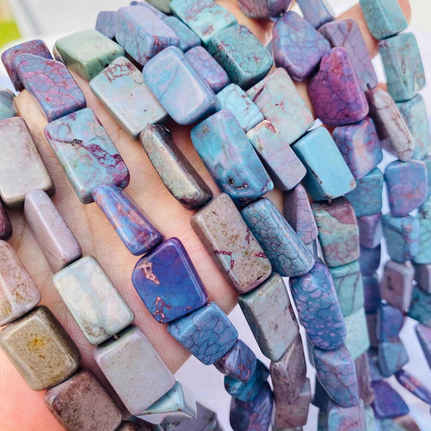 Violette Rechteck-Perlen für Schmuckherstellung, gefärbter Howlith, DIY Edelsteinperlen, Boho Stil, für Halsketten & Armbänder, 38 cm