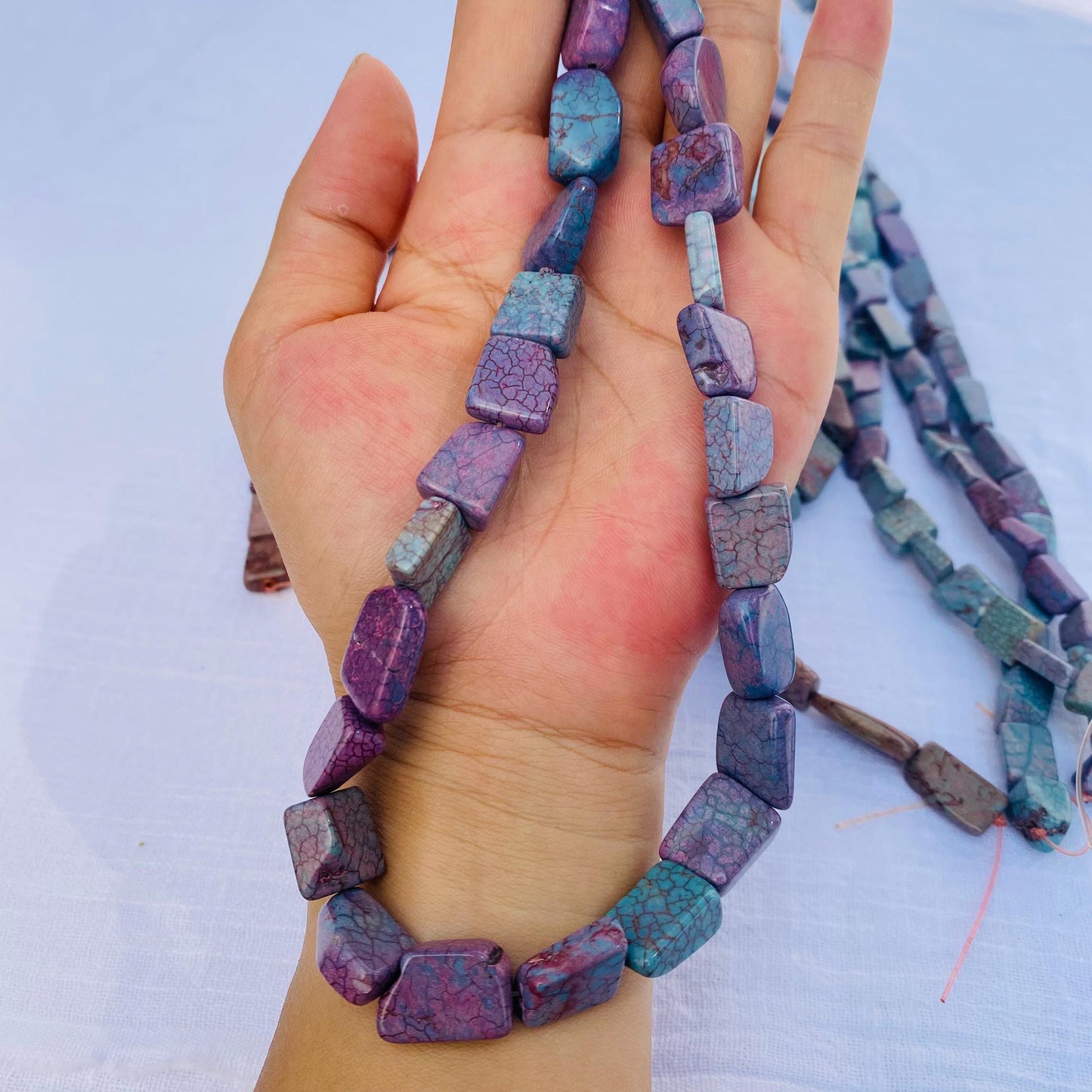 Violette Rechteck-Perlen für Schmuckherstellung, gefärbter Howlith, DIY Edelsteinperlen, Boho Stil, für Halsketten & Armbänder, 38 cm