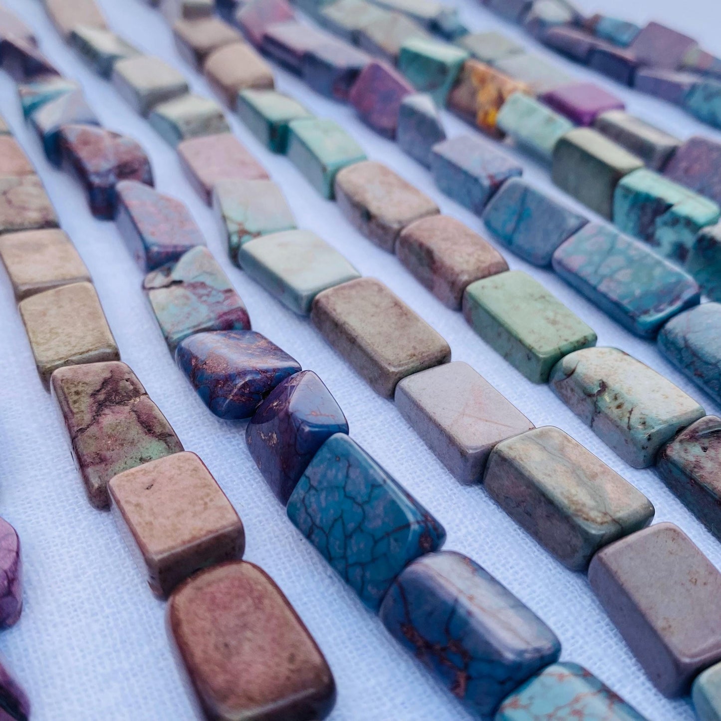 Violette Rechteck-Perlen für Schmuckherstellung, gefärbter Howlith, DIY Edelsteinperlen, Boho Stil, für Halsketten & Armbänder, 38 cm