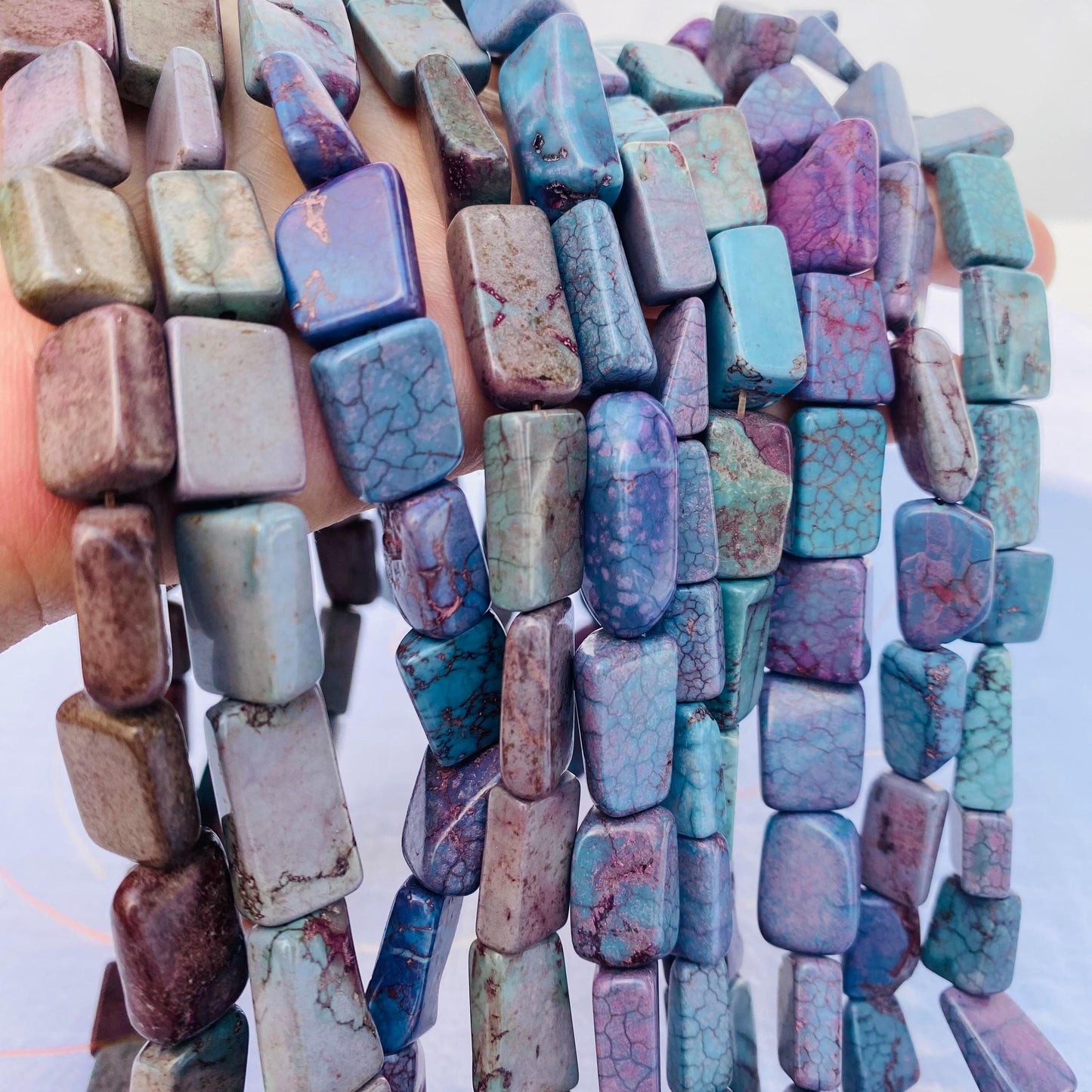 Violette Rechteck-Perlen für Schmuckherstellung, gefärbter Howlith, DIY Edelsteinperlen, Boho Stil, für Halsketten & Armbänder, 38 cm