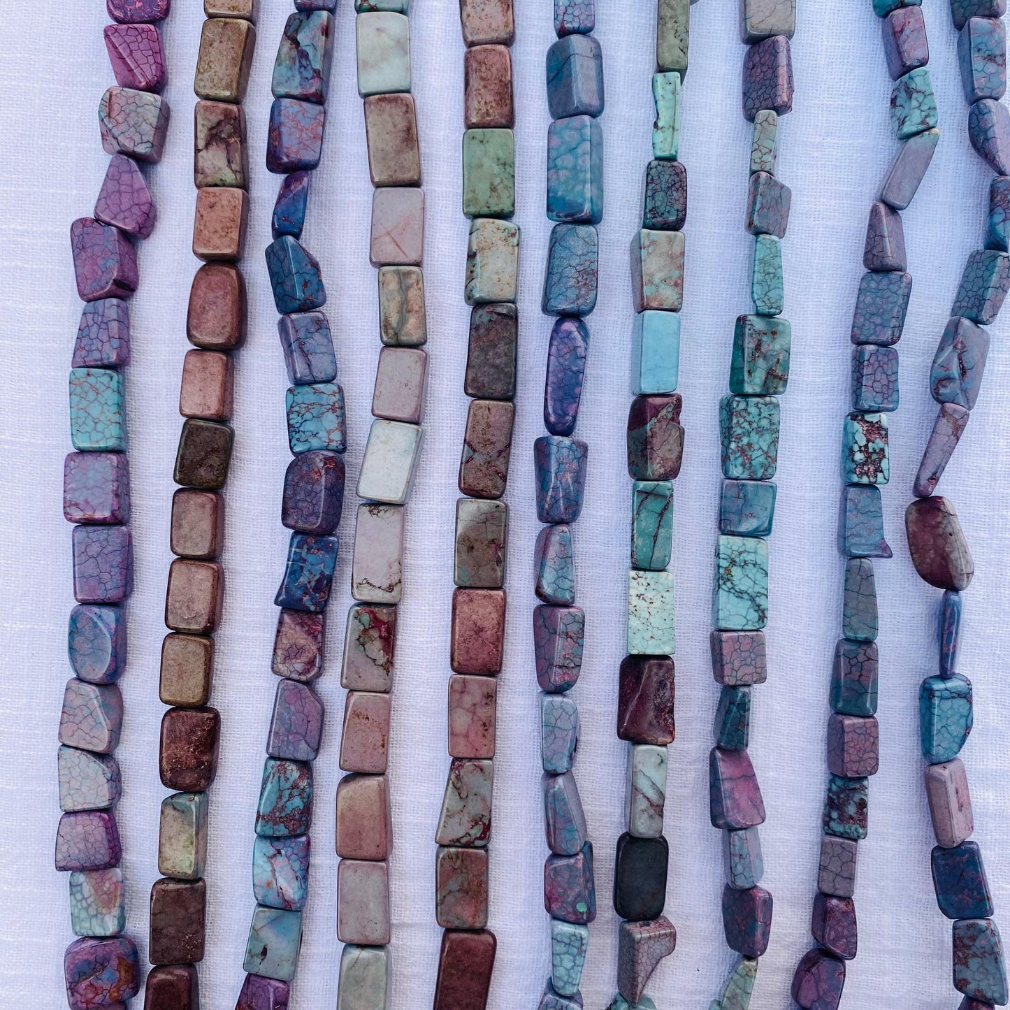 Violette Rechteck-Perlen für Schmuckherstellung, gefärbter Howlith, DIY Edelsteinperlen, Boho Stil, für Halsketten & Armbänder, 38 cm