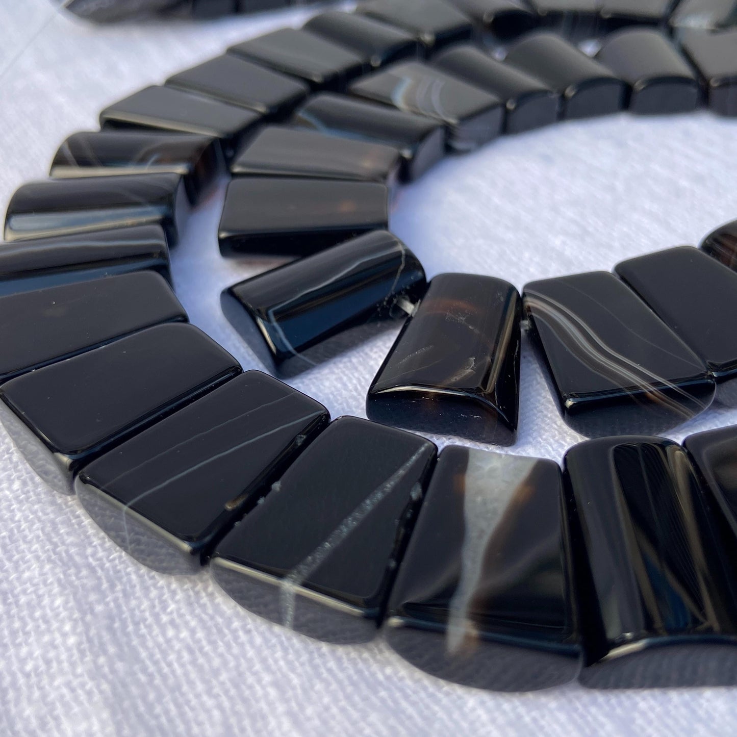 Natürliche Schwarze Achat-Perlen – Polierte Edelstein-Treppenperlen für Schmuckherstellung, Mala, Energieheilung & Boho DIY-Projekte,