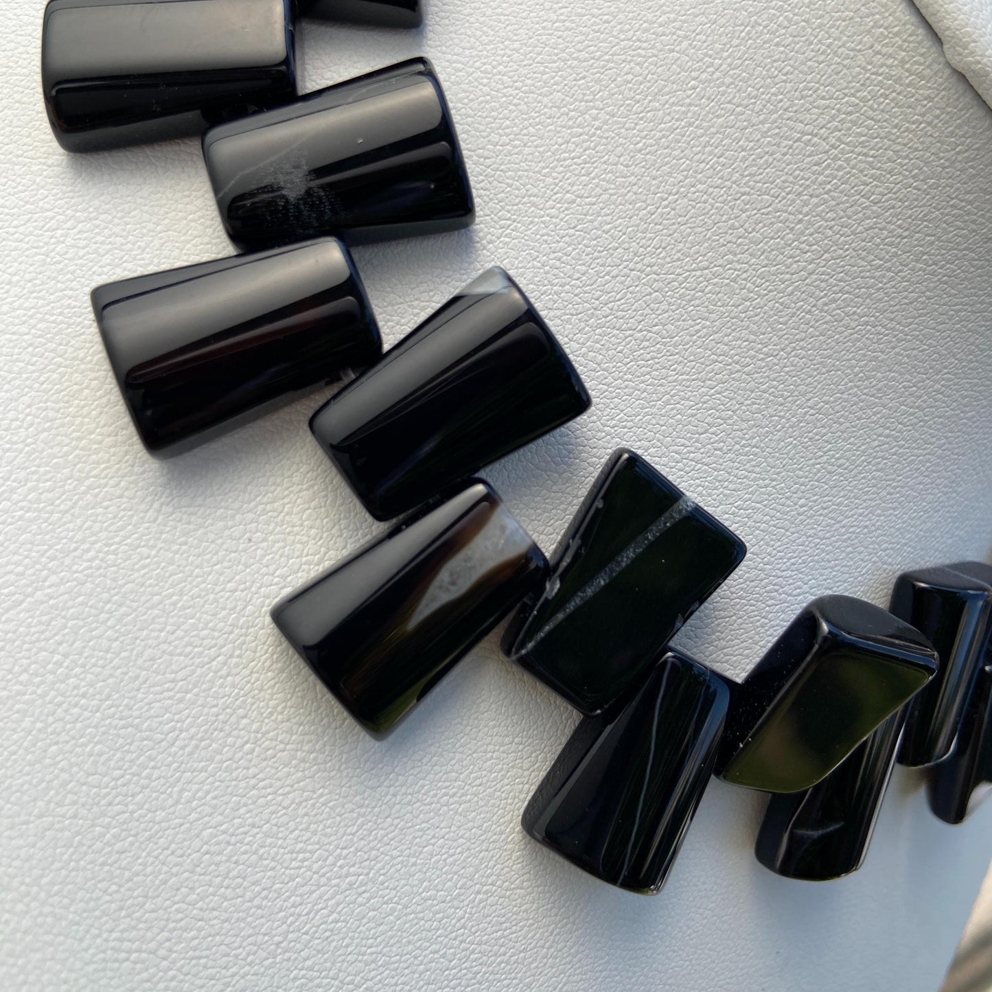 Natürliche Schwarze Achat-Perlen – Polierte Edelstein-Treppenperlen für Schmuckherstellung, Mala, Energieheilung & Boho DIY-Projekte,