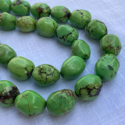 Chunky grüne Nugget Perlen aus synthetischem Türkis für DIY Schmuckherstellung, Edelsteinperlen im natürlichen Look, ca. 38cm Strang