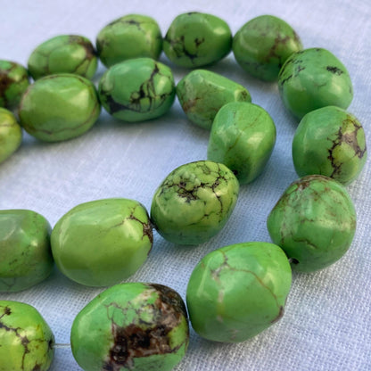 Chunky grüne Nugget Perlen aus synthetischem Türkis für DIY Schmuckherstellung, Edelsteinperlen im natürlichen Look, ca. 38cm Strang