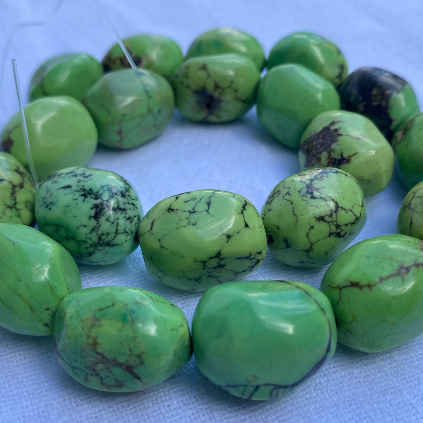 Chunky grüne Nugget Perlen aus synthetischem Türkis für DIY Schmuckherstellung, Edelsteinperlen im natürlichen Look, ca. 38cm Strang