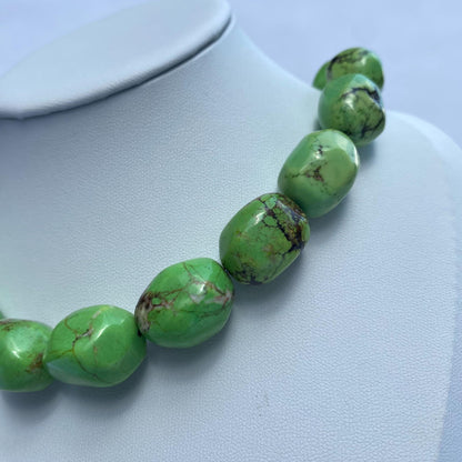 Chunky grüne Nugget Perlen aus synthetischem Türkis für DIY Schmuckherstellung, Edelsteinperlen im natürlichen Look, ca. 38cm Strang
