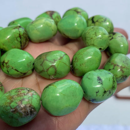 Chunky grüne Nugget Perlen aus synthetischem Türkis für DIY Schmuckherstellung, Edelsteinperlen im natürlichen Look, ca. 38cm Strang