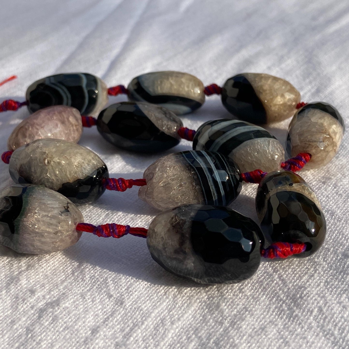 Natürliche Quarz Achat Edelsteinperlen mit Facettenschliff, zweifarbige Nugget Perlen für DIY Schmuckherstellung im Boho Stil, ca. 11 Stück