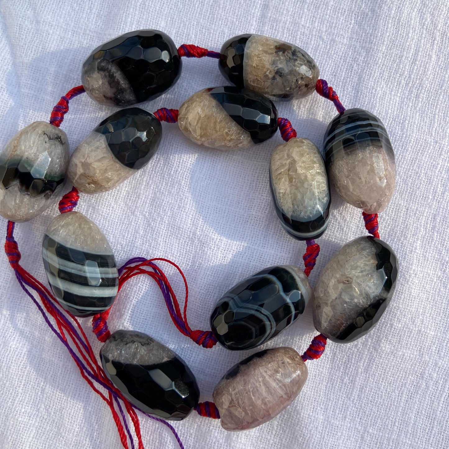 Natürliche Quarz Achat Edelsteinperlen mit Facettenschliff, zweifarbige Nugget Perlen für DIY Schmuckherstellung im Boho Stil, ca. 11 Stück