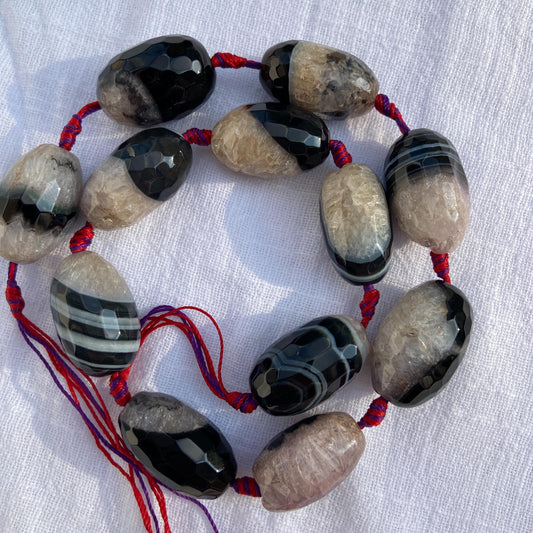 Natürliche Quarz Achat Edelsteinperlen mit Facettenschliff, zweifarbige Nugget Perlen für DIY Schmuckherstellung im Boho Stil, ca. 11 Stück