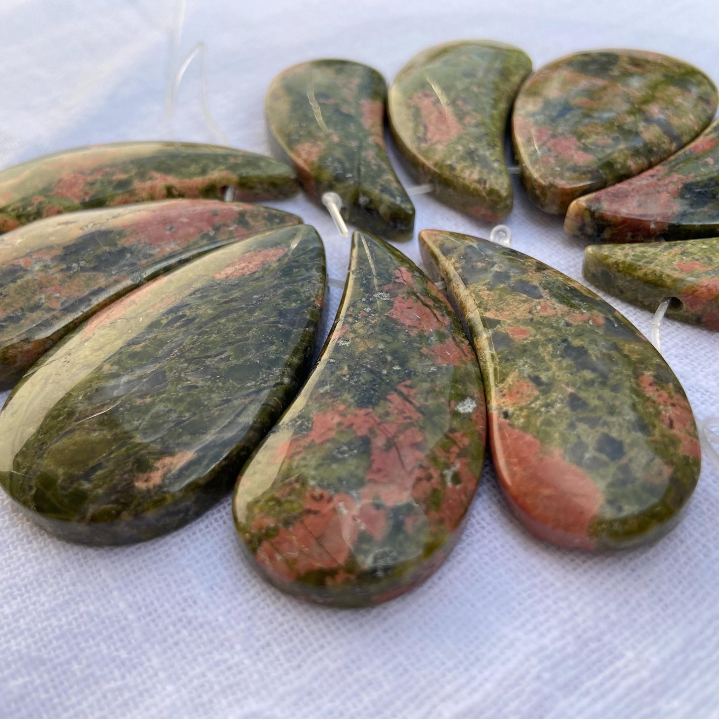 Natürliche Unakit Edelstein Tropfen Anhänger für DIY Schmuckherstellung, polierte grün-rosa Steine im Boho und Tribal Stil