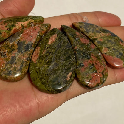Natürliche Unakit Edelstein Tropfen Anhänger für DIY Schmuckherstellung, polierte grün-rosa Steine im Boho und Tribal Stil