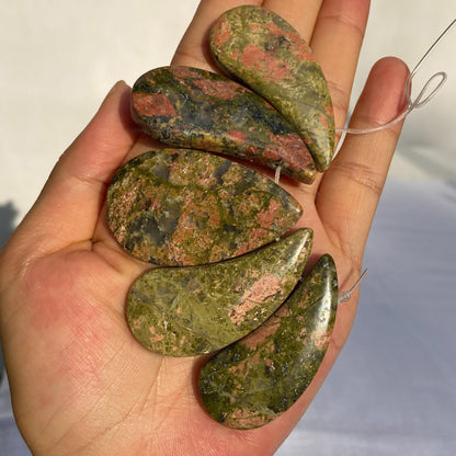 Natürliche Unakit Edelstein Tropfen Anhänger für DIY Schmuckherstellung, polierte grün-rosa Steine im Boho und Tribal Stil