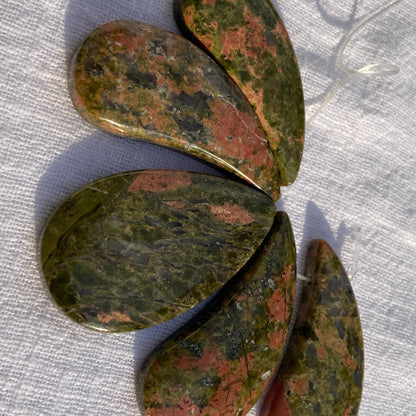 Natürliche Unakit Edelstein Tropfen Anhänger für DIY Schmuckherstellung, polierte grün-rosa Steine im Boho und Tribal Stil