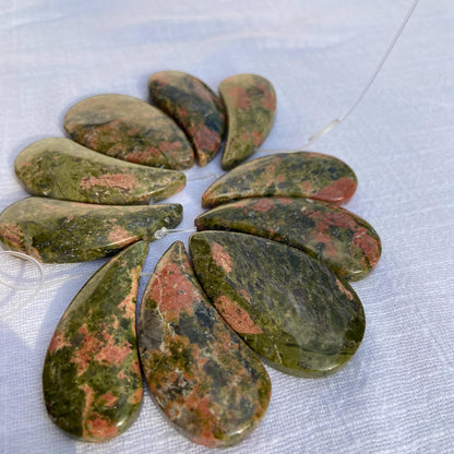 Natürliche Unakit Edelstein Tropfen Anhänger für DIY Schmuckherstellung, polierte grün-rosa Steine im Boho und Tribal Stil