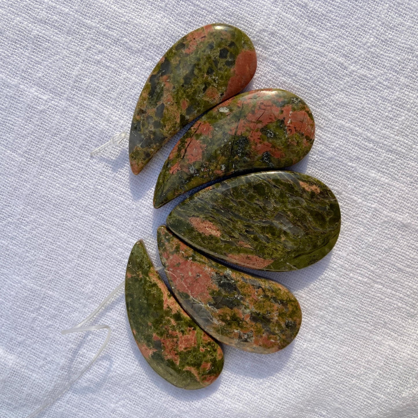 Natürliche Unakit Edelstein Tropfen Anhänger für DIY Schmuckherstellung, polierte grün-rosa Steine im Boho und Tribal Stil