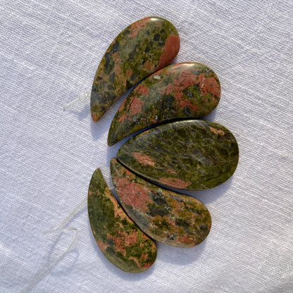 Natürliche Unakit Edelstein Tropfen Anhänger für DIY Schmuckherstellung, polierte grün-rosa Steine im Boho und Tribal Stil