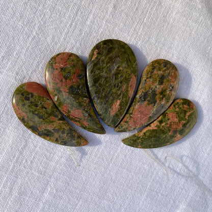 Natürliche Unakit Edelstein Tropfen Anhänger für DIY Schmuckherstellung, polierte grün-rosa Steine im Boho und Tribal Stil