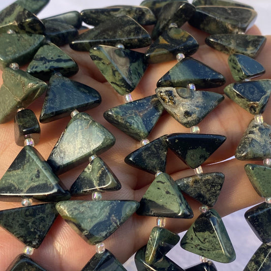 Natürliche Kambaba Jaspis Dreiecksperlen für DIY Schmuckherstellung, grün schwarze Edelsteinperlen in Tribal Boho Stil für Halsketten