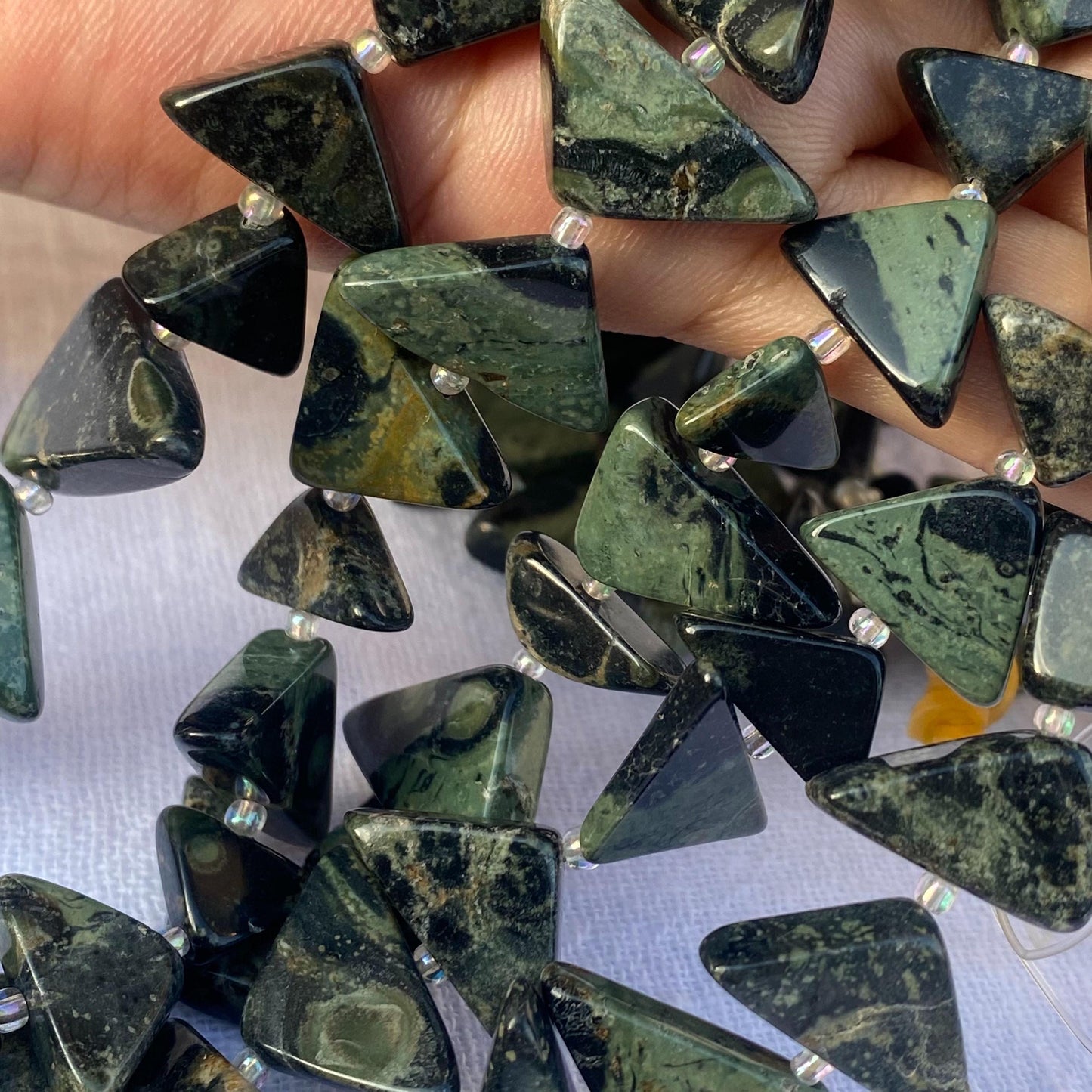 Natürliche Kambaba Jaspis Dreiecksperlen für DIY Schmuckherstellung, grün schwarze Edelsteinperlen in Tribal Boho Stil für Halsketten