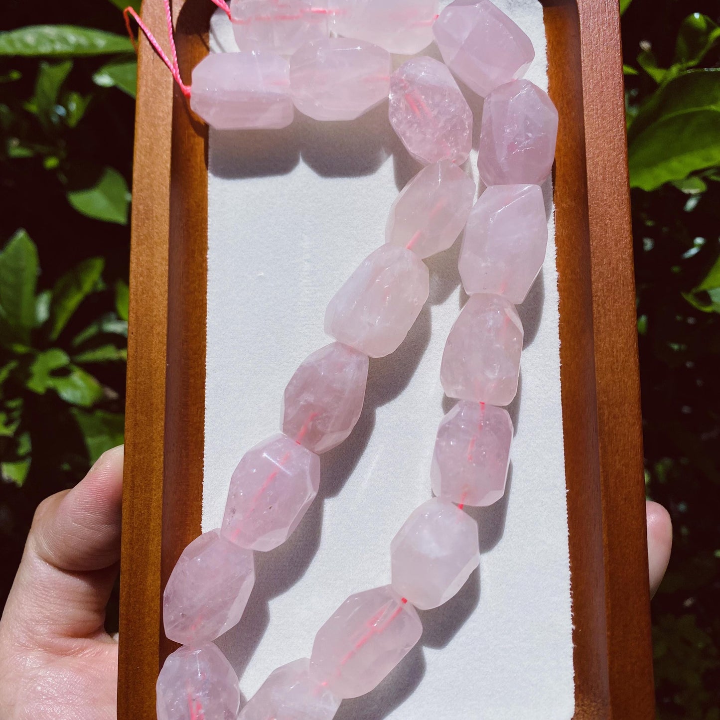 Natürliche Rosenquarz Perlen Nuggets, rosa Kristall Heilstein Strang für Schmuckherstellung, Boho DIY Bastelperlen, facettierte Edelsteine