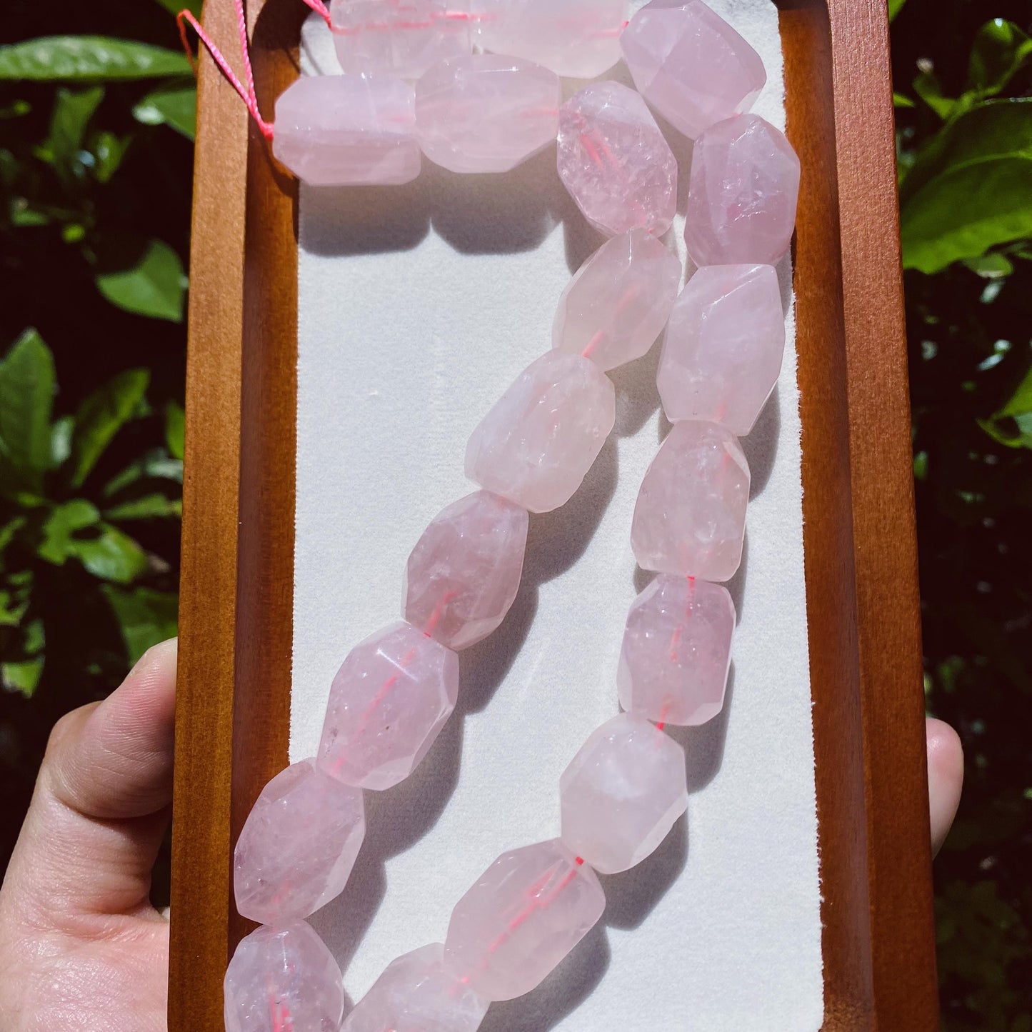 Natürliche Rosenquarz Perlen Nuggets, rosa Kristall Heilstein Strang für Schmuckherstellung, Boho DIY Bastelperlen, facettierte Edelsteine