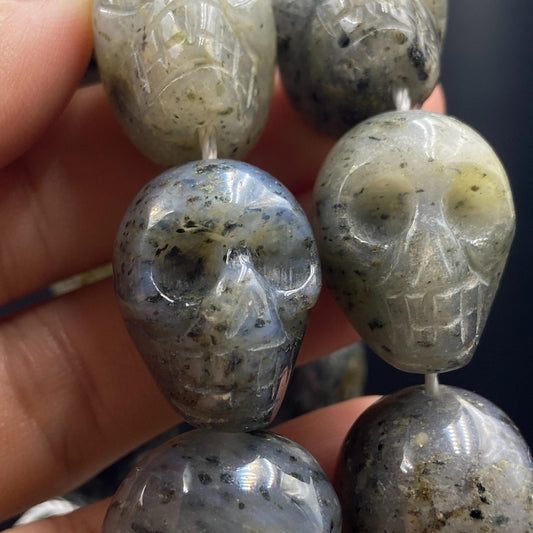 Handgeschnitzte Totenkopf Perlen aus schwarzem Naturstein für DIY Schmuckherstellung Halloween Boho Deko Kristall Bastelperlen