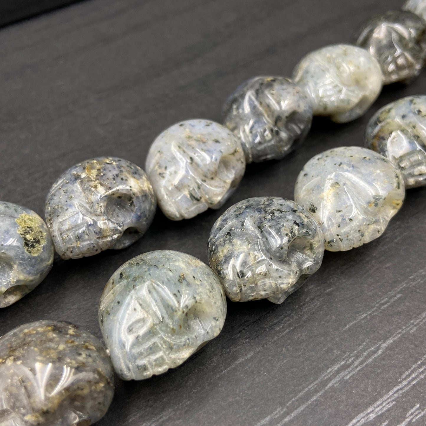 Handgeschnitzte Totenkopf Perlen aus schwarzem Naturstein für DIY Schmuckherstellung Halloween Boho Deko Kristall Bastelperlen