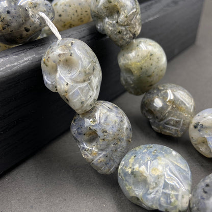 Handgeschnitzte Totenkopf Perlen aus schwarzem Naturstein für DIY Schmuckherstellung Halloween Boho Deko Kristall Bastelperlen